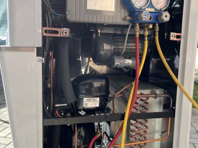 inox lágyfagylaltgép szervizelés közben, mérőműszerekkel felszerelve