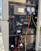 inox lágyfagylaltgép szervizelés közben, mérőműszerekkel felszerelve